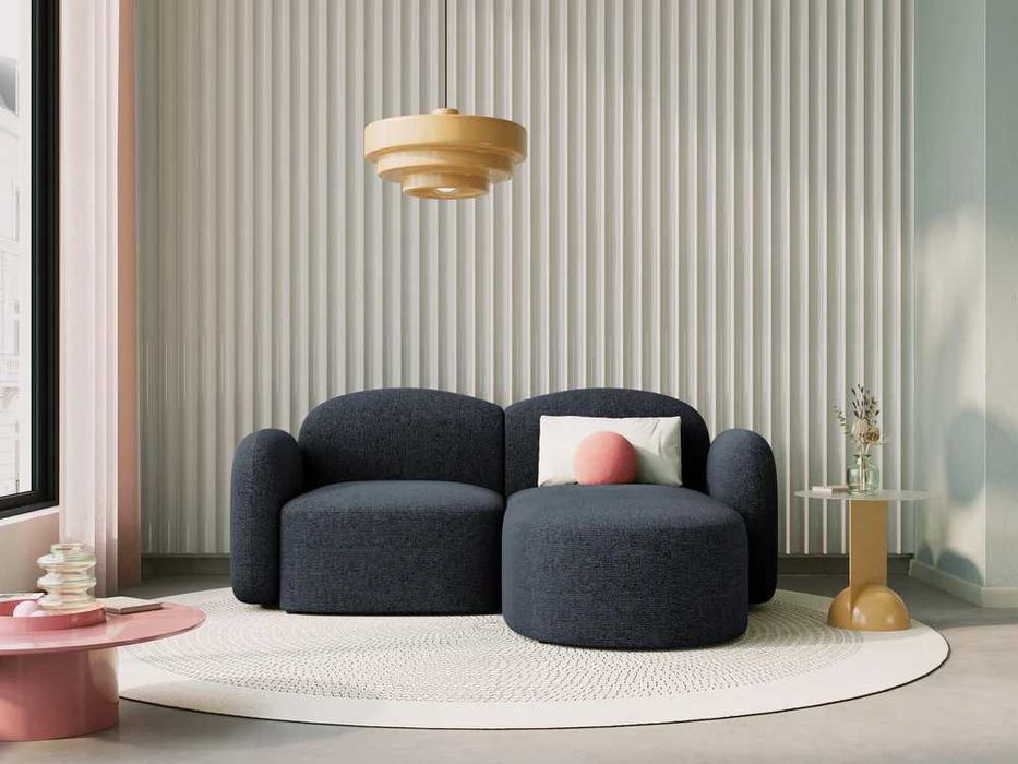 Granatowa sofa marki Micadoni