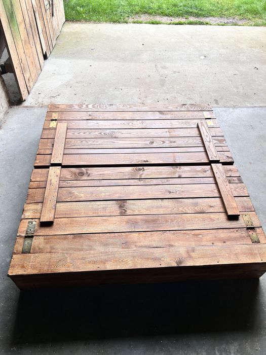 Piaskownica 120x120 zamykana z ławeczkami