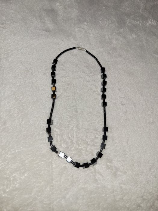 Colar cinza aos quadrados