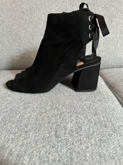 Buty zamszowe na obcasie (aktualne)