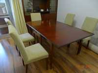 Mesa extensível  de madeira maciça, e 6 cadeiras estofadas na cor bege
