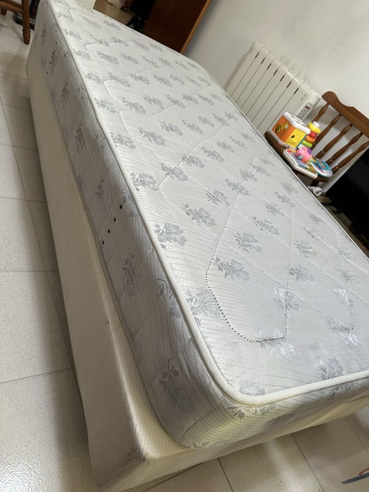 Cama de solteiro com colchão