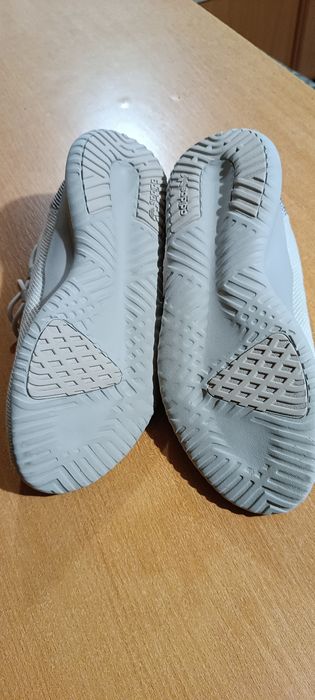 Продам майже нові кросівки
