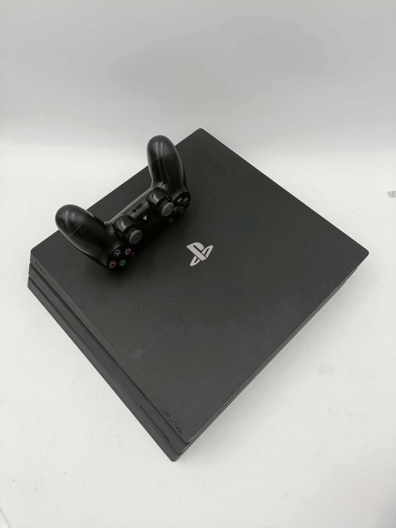Konsola Sony PlayStation 4 PRO 1 TB CUH-7216B Pad Ładowarka