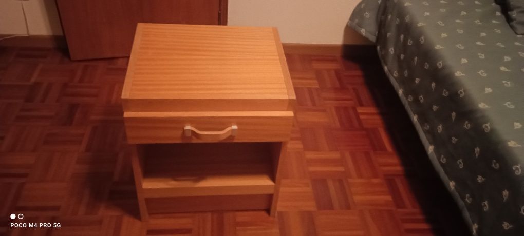 Móveis de quarto/toucador,2 mesas cabeceira,cadeira, espelho.