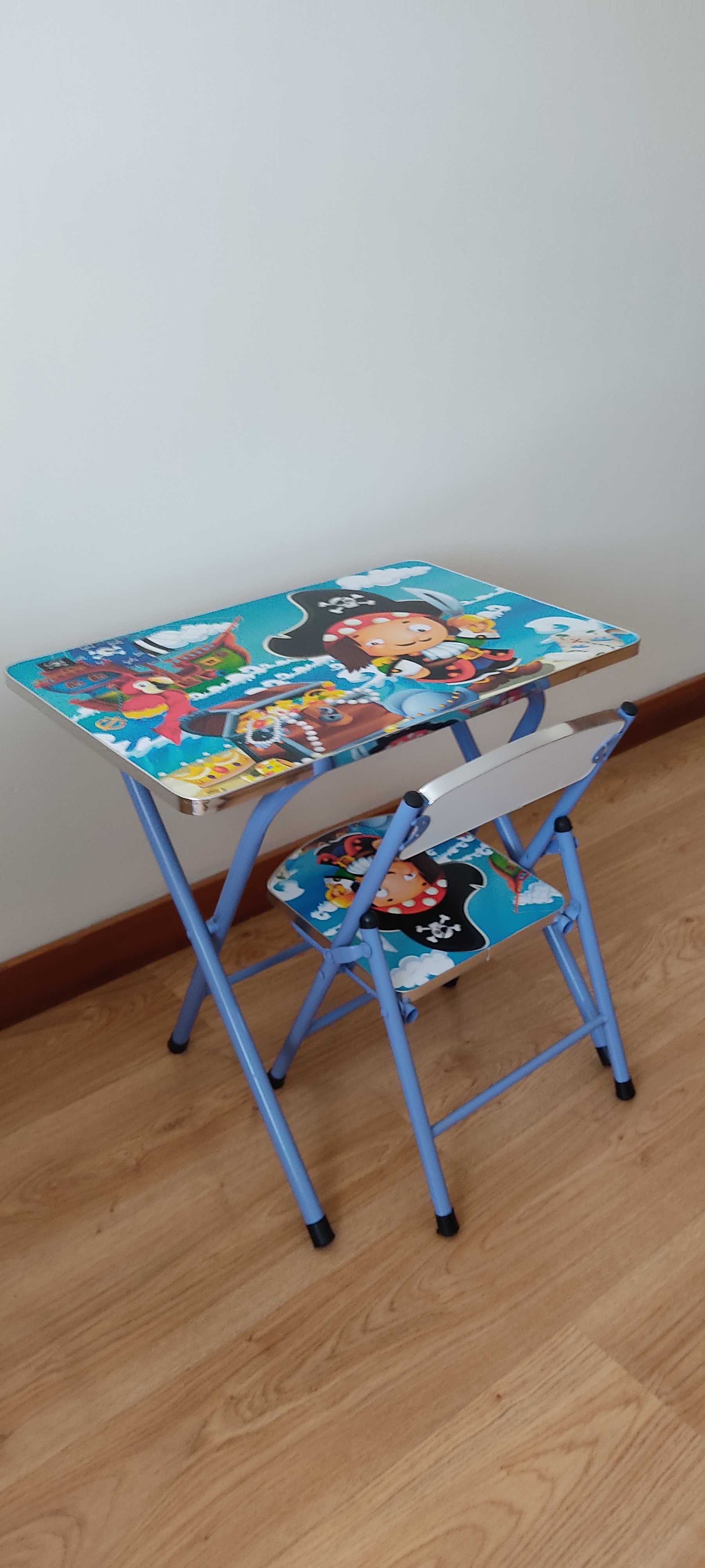 Conjunto Mesa e cadeira infantil