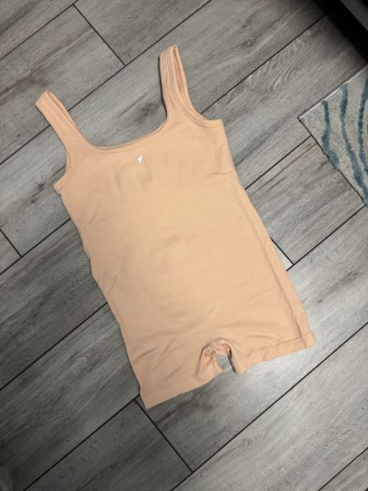 Лот жіночого одягу