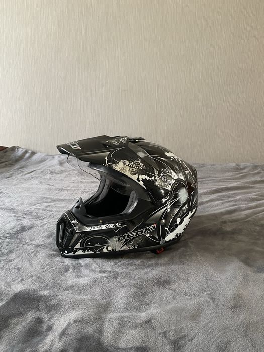 Продається шолом кросовий білого кольору,надівався пару разів,ідеал