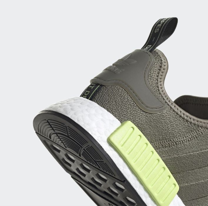Чоловічі оригінальні кросівки Adidas nmd_r1