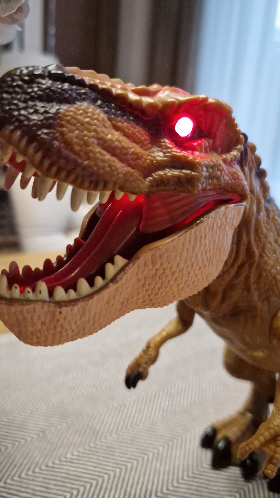 Dinozaur t-rex, duża zabawka, wydaje dźwięki, TREX