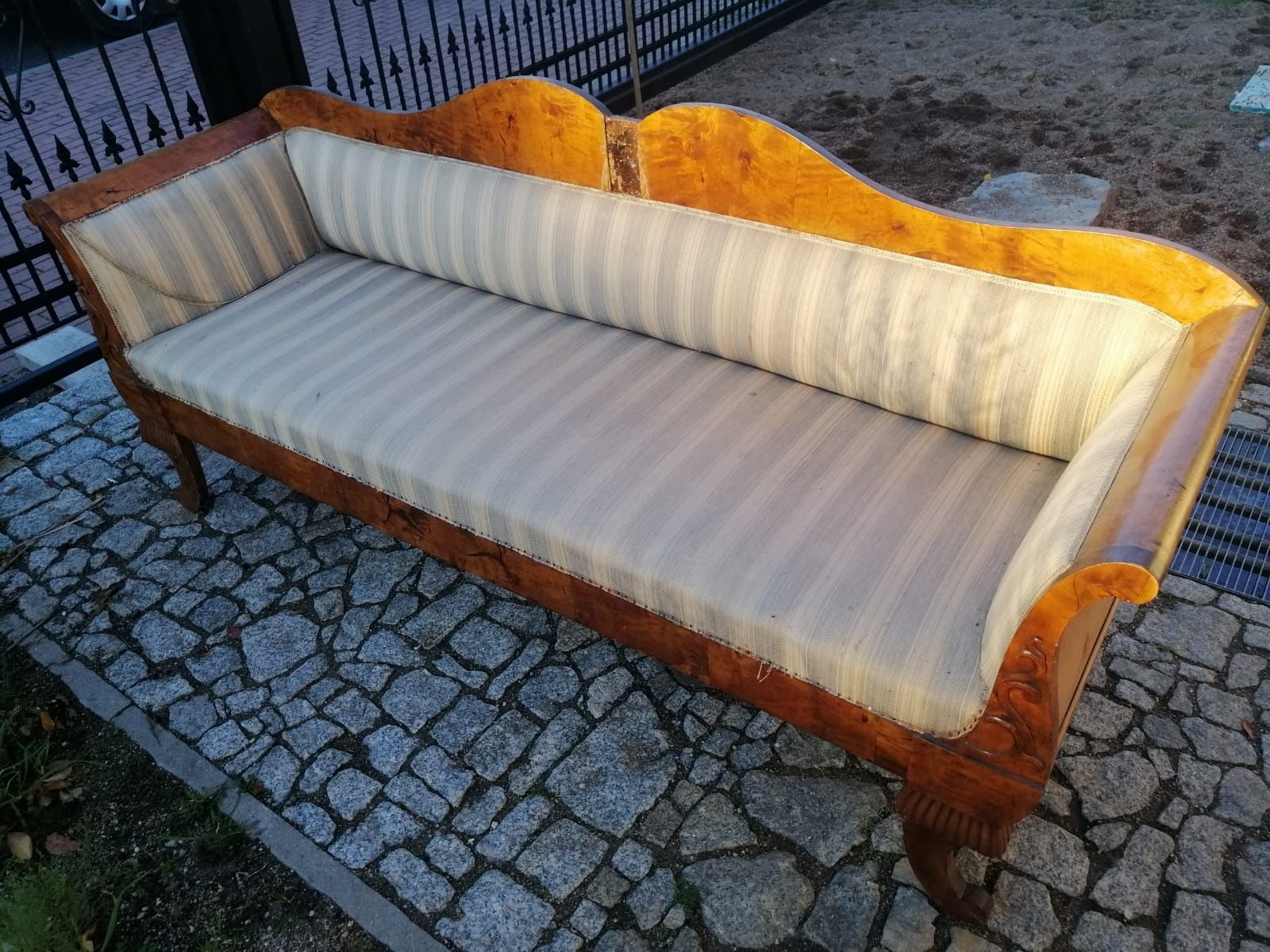 Sofa z okresu Biedermeier