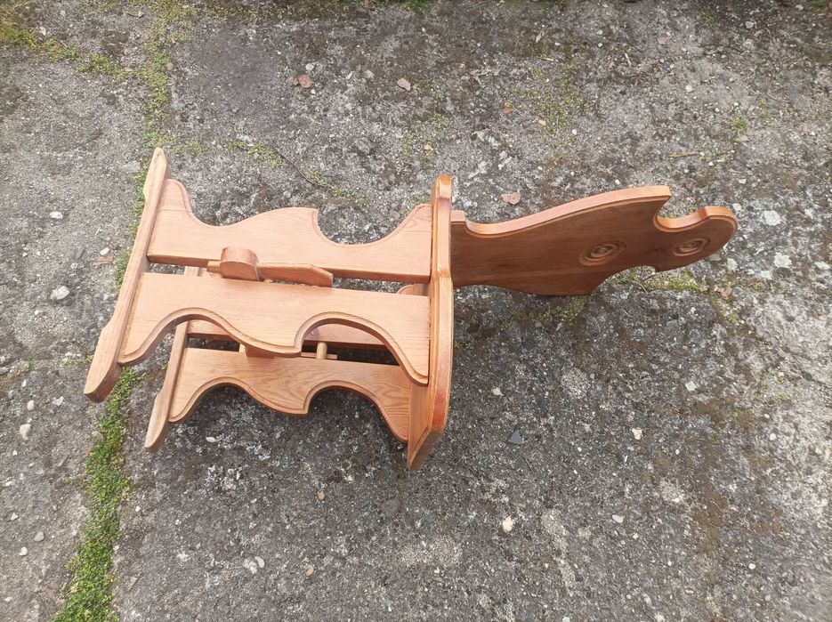 Sprzedam stare krzesło w stylu góralskim.