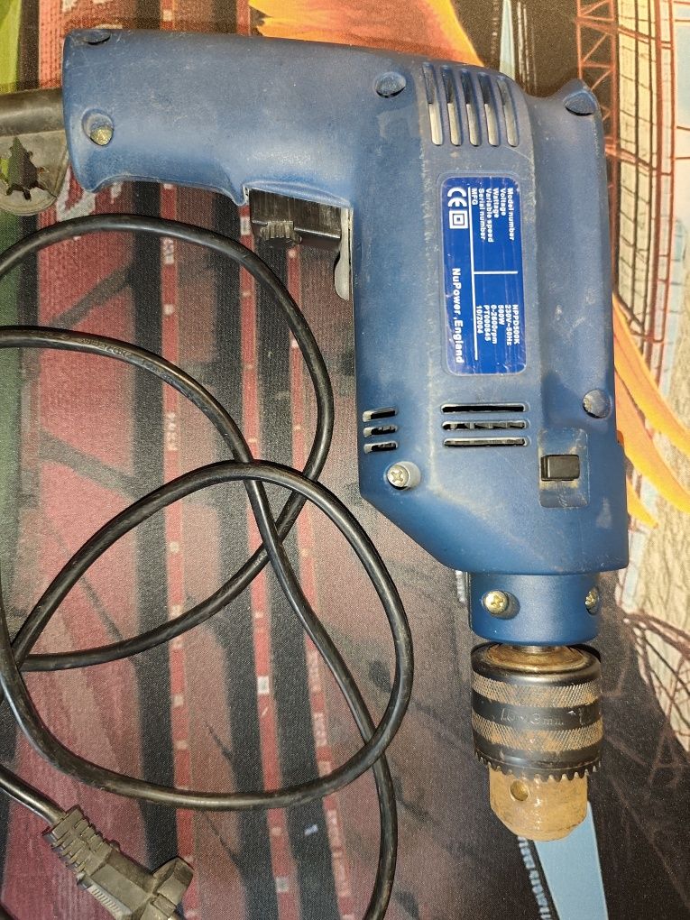 Kit Serra Tico-Tico Black & Decker 370W + Berbequim 509W com Mala e Ac