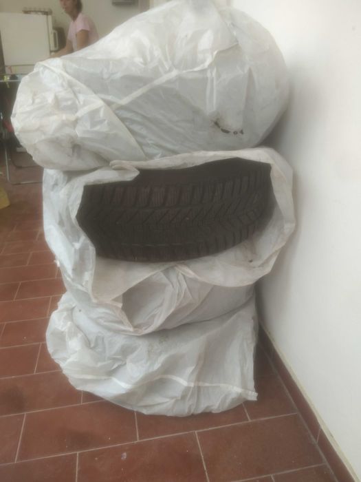 Pneus Audi A5 225 50R17 98V com muito piso