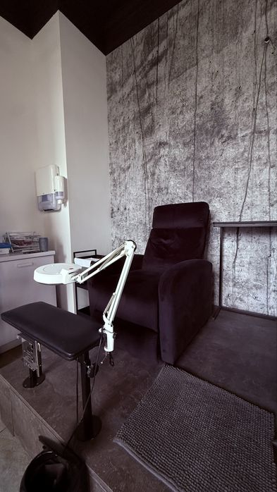 Крісло розкладне для відпочинку або під педикюр.