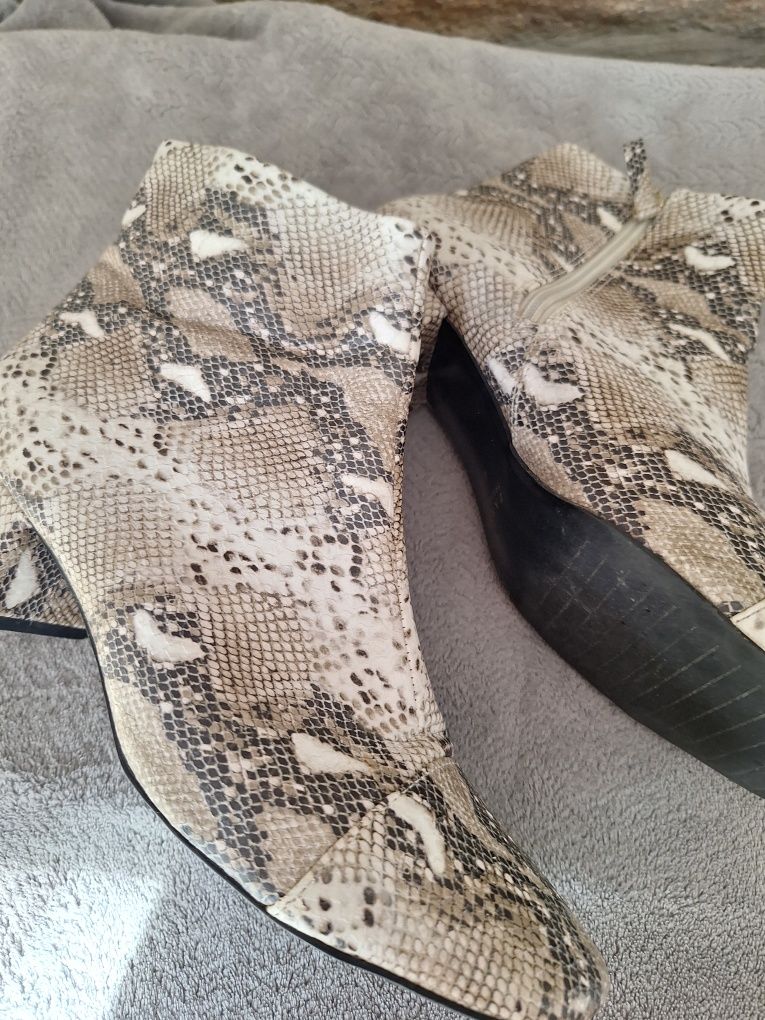 Botas em print da Zara