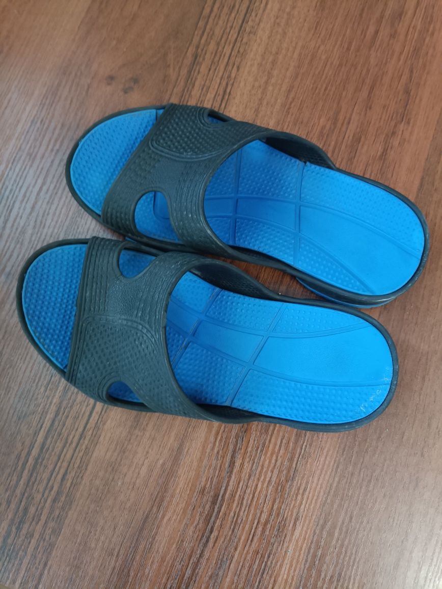 Продам шльопанці дитячі