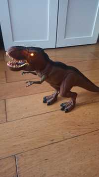Tyranozaur dinozaur chodzi ryczy na baterie