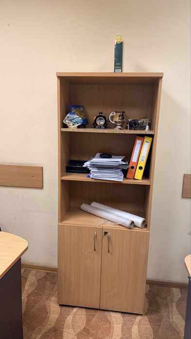 Офісний стіл та меблі