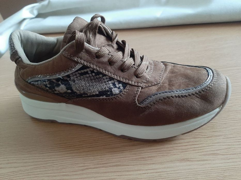 Кроссовки женские