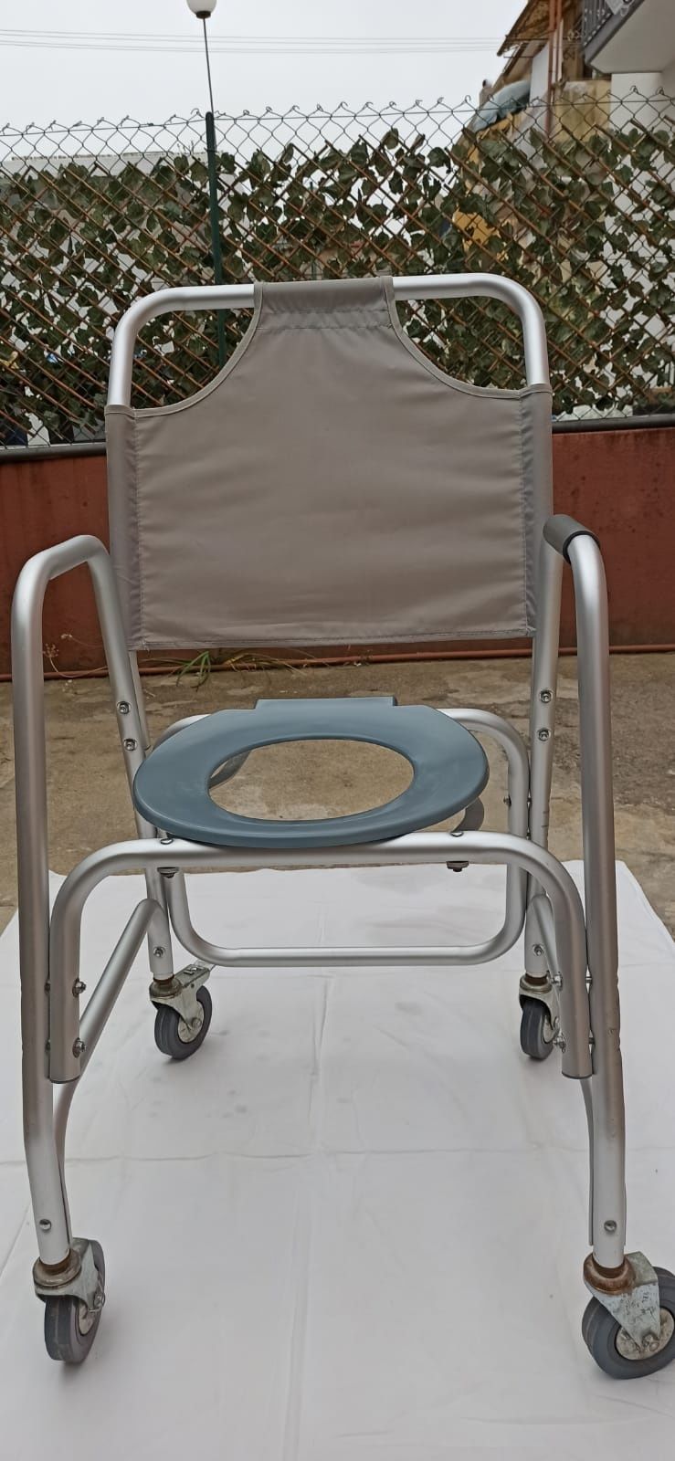 Cadeira Sanita com rodas com travões,indicada para duche.