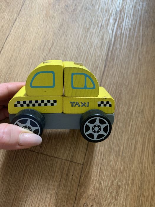 Деревʼяна машинка пірамідка