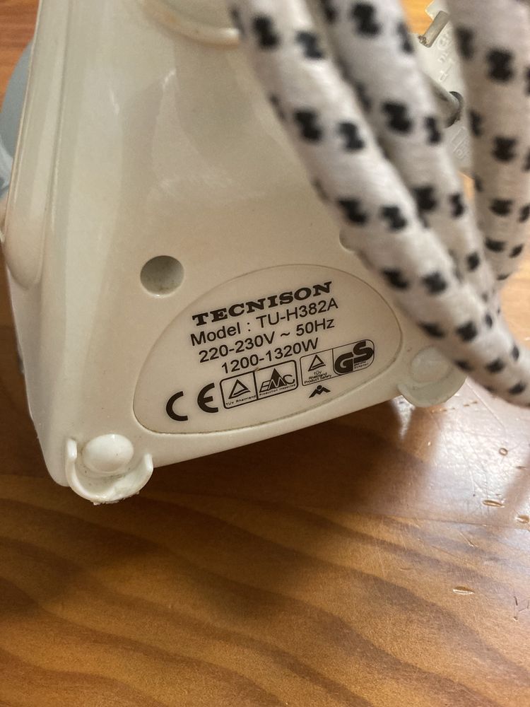 Ferro de Passar Roupa Tecnison