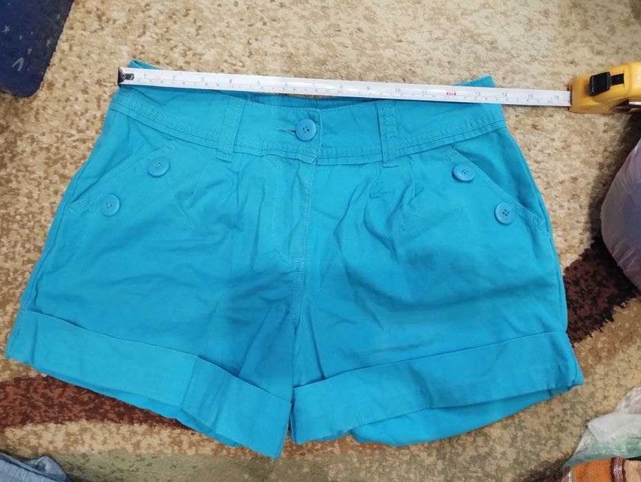 Niebieskie spodenki rozmiar S, plamki w jednym miejscu widocznym na zd