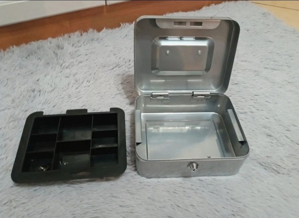 Nowa srebrna metalowa kasetka na pieniądze