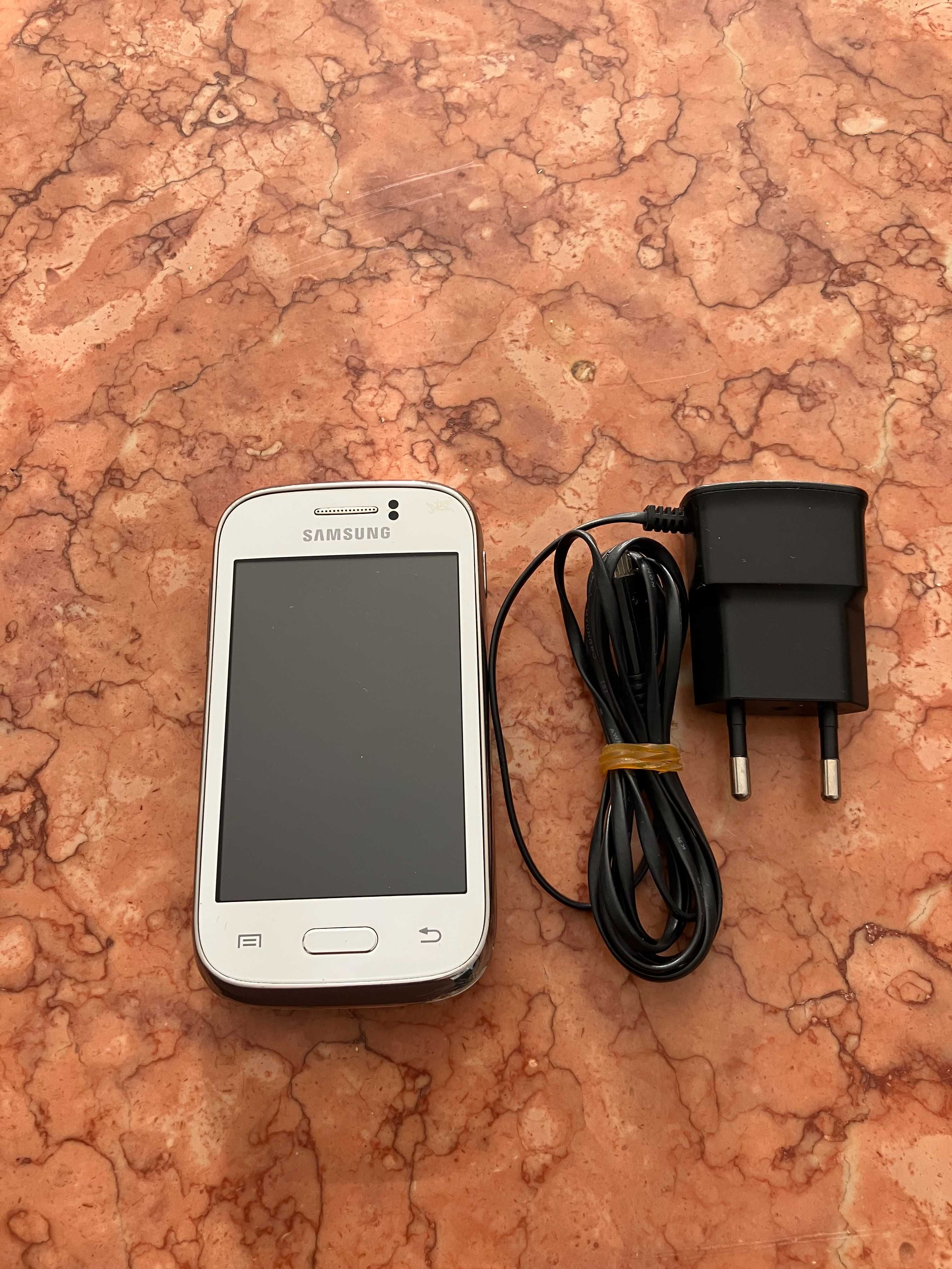 Telemóvel Samsung + carregador.