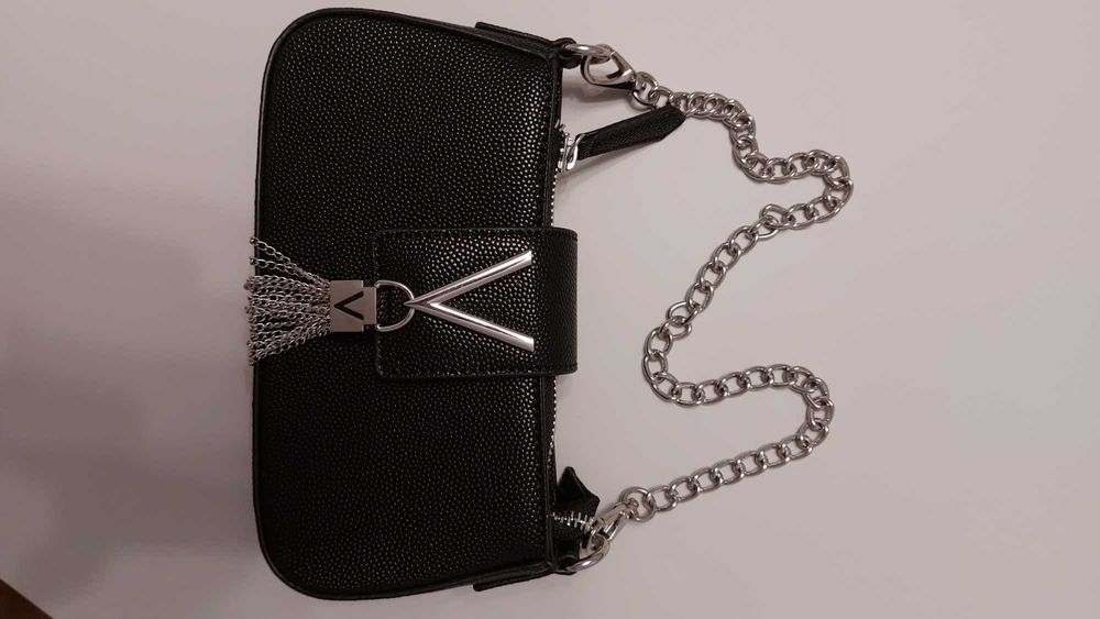 Nowa torebka Valentino — elegancka, funkcjonalna, z paskiem