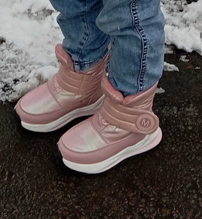 Дитячі чобітки 29 розмір, стан ідеальний.18-18,5 см. В середині хутро