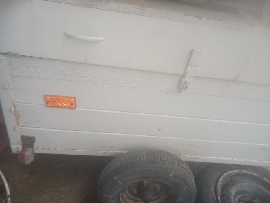 Reboque com parte elétrica