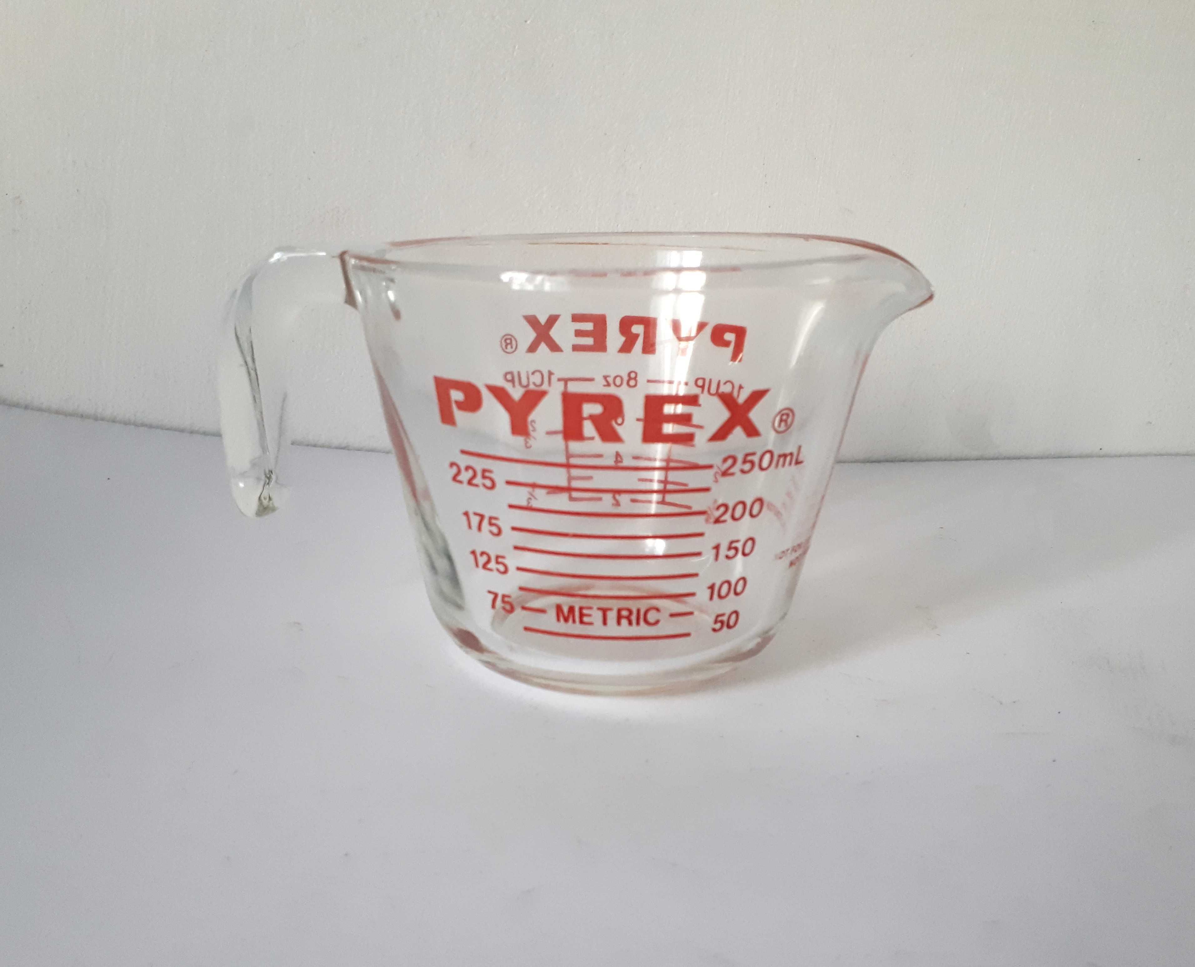 szklany pojemnik z miarką Pyrex