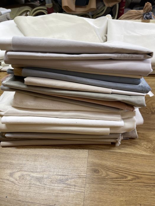 Куски  і відрізки різної тканини меблевої