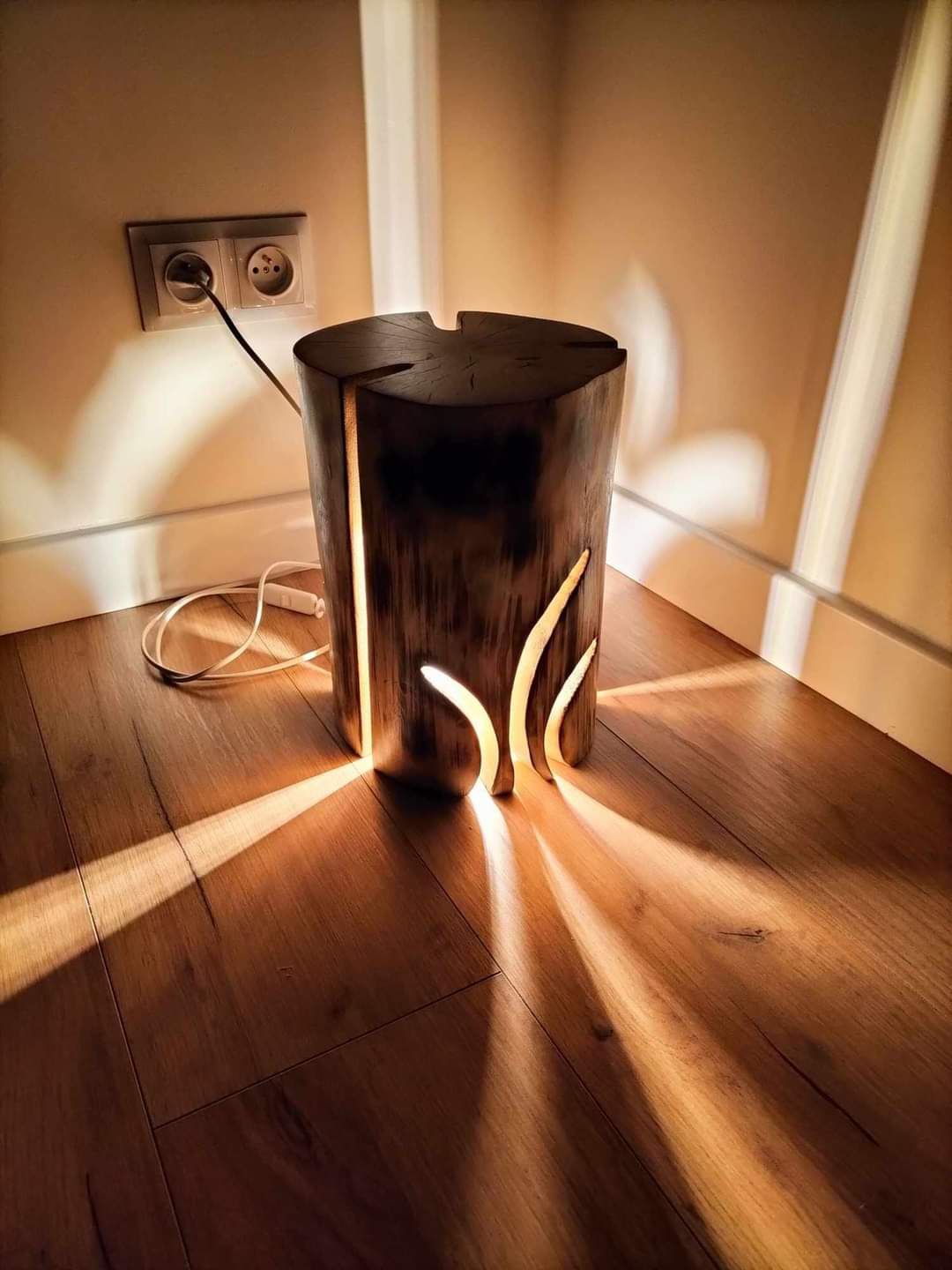 Lampka nocna z drewna piękna
