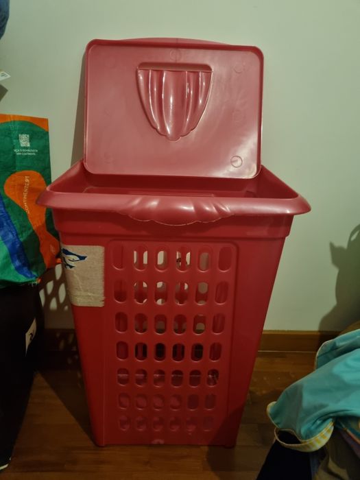 Cesto rosa de plástico alto