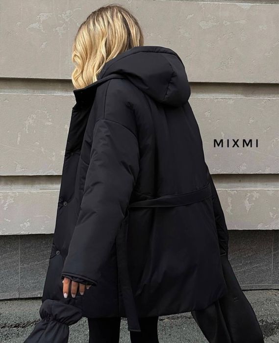 Тепла жіноча зимова куртка з рукавицями поясом і стильним кроєм