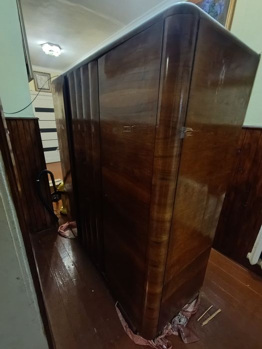 Віддам в хороші руки горіховий шкаф