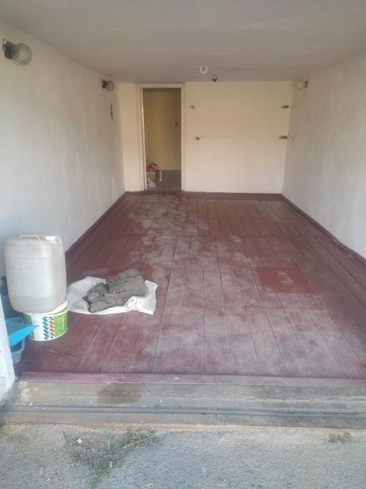 Продаеця гараж з кімнатою.