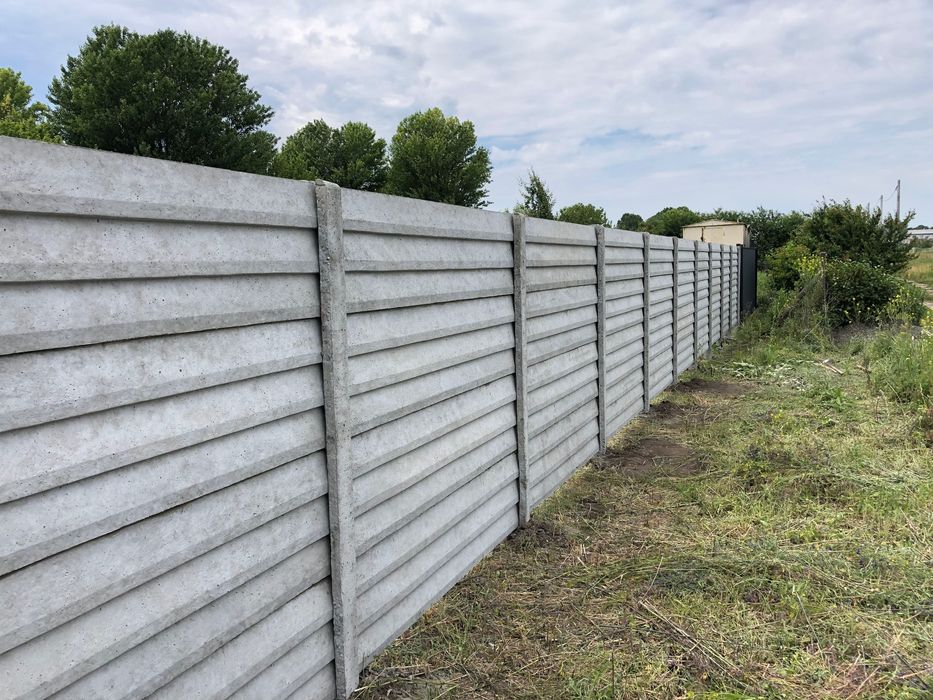 Бетонний забор, з профнастилу ворота, стовпчики, кільця, напівсфери