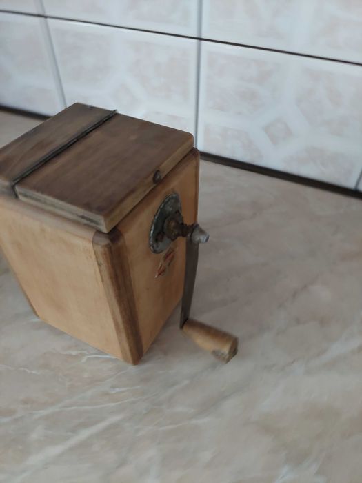 Młynek do kawy, pieprzu itp. drewniany, antyk, kolekcjonerski