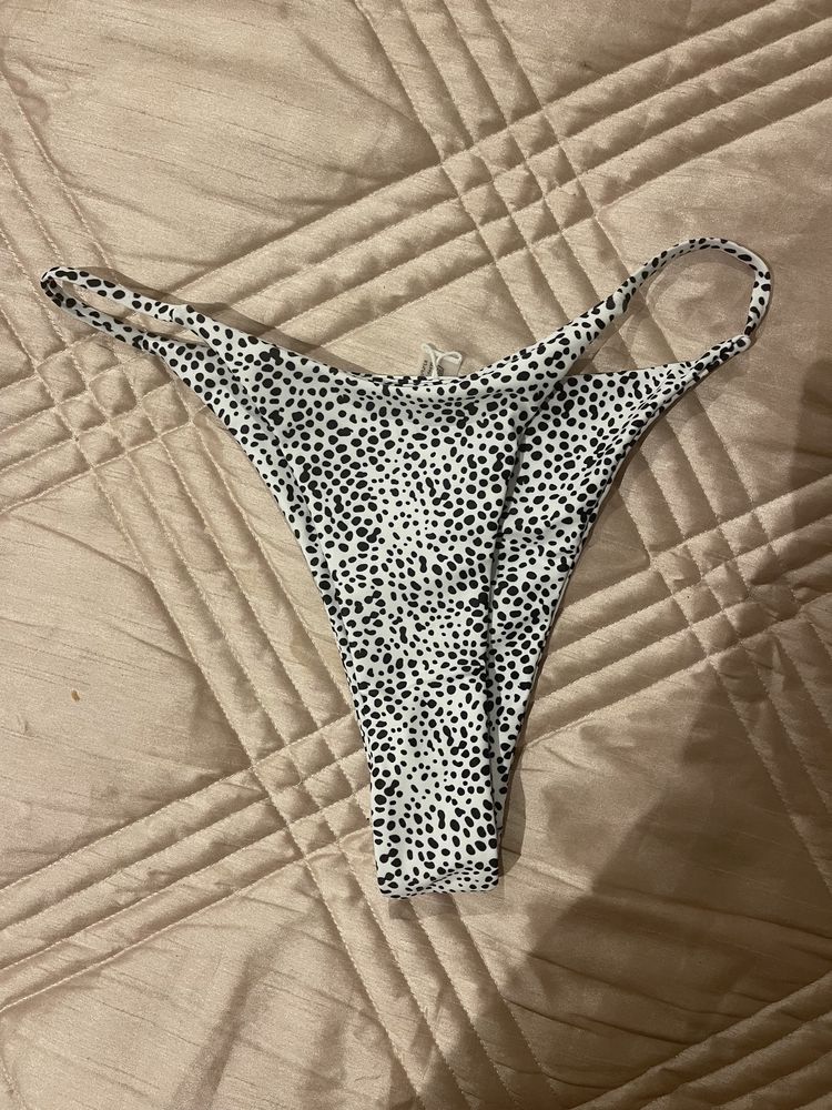 Cueca de bikini com padrao de leopardo