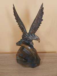 Drewniana figurka orła