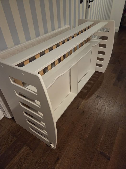 Łóżko z materacem