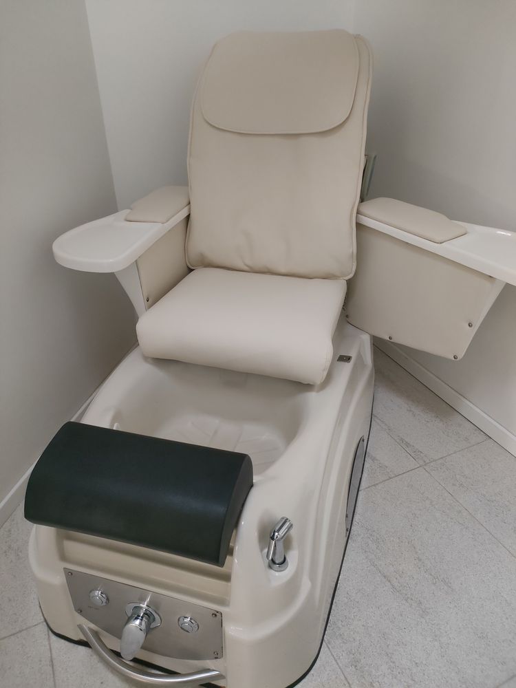 Fotel do pedicure DELUX z wbudowaną wanienką z hydromasażem.