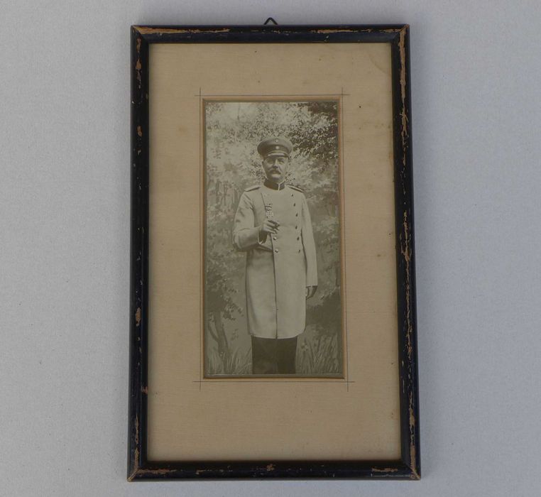 Oryginalne stare zdjęcie, stara fotografia w ramce  Żołnierz