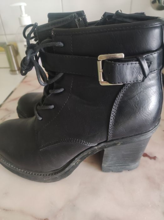 Botas pretas nr 37/4 usadas como novas