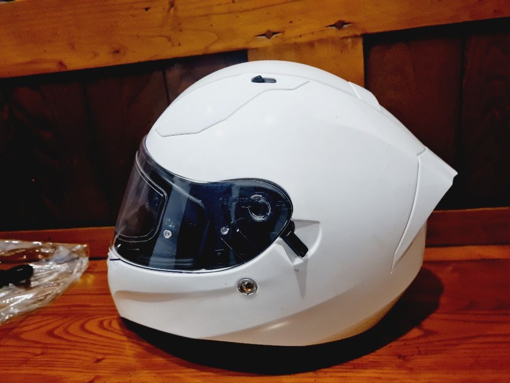 Capacete branco.