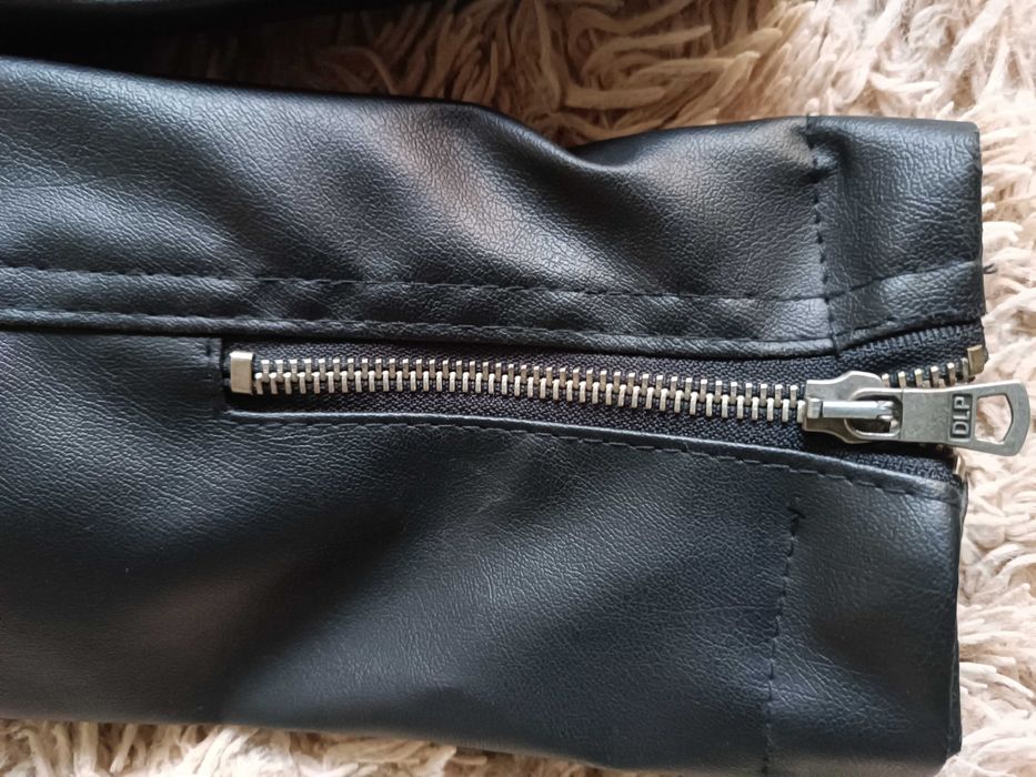 Чоловіча чорна шкіряна ( дуже якісний замінник) куртка